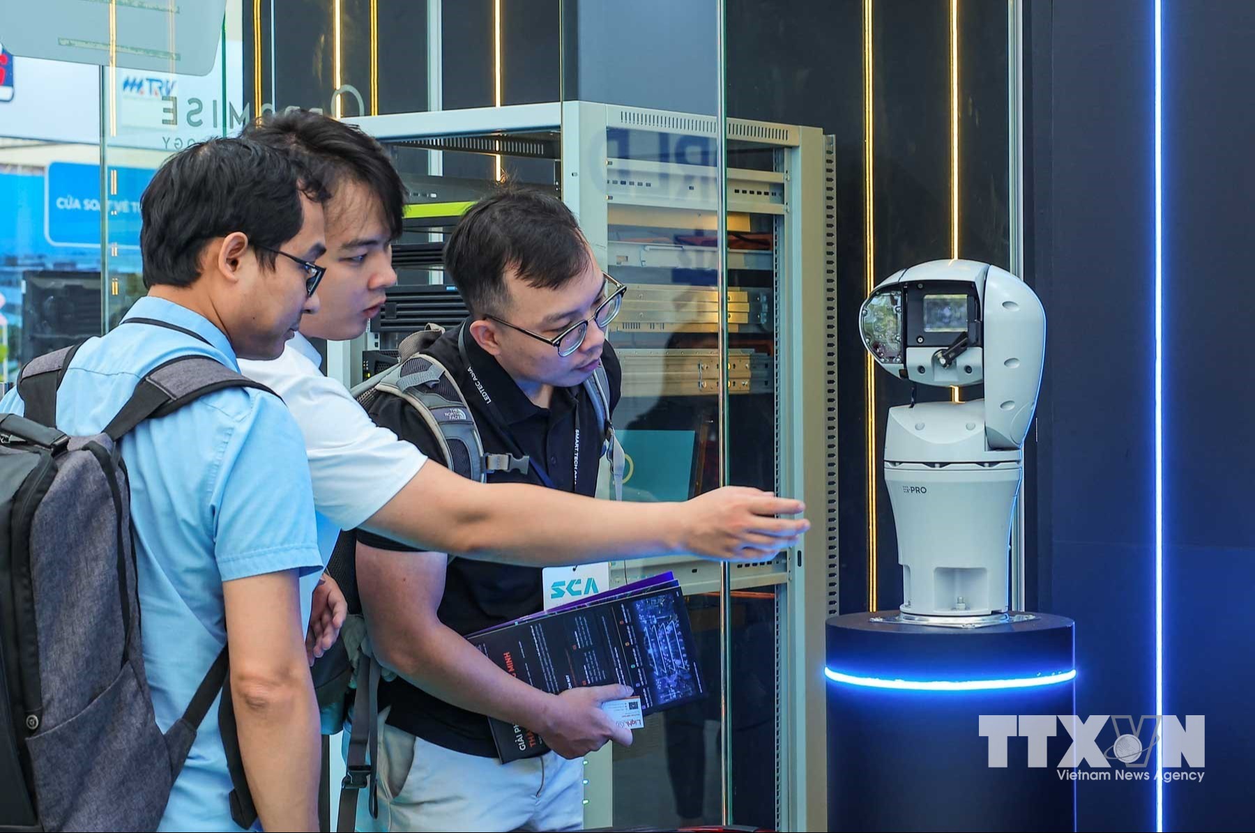 Khách tìm hiểu về camera AI tại khu vực trưng bày đô thị thông minh. (Ảnh: Hoàng Hiếu/TTXVN)